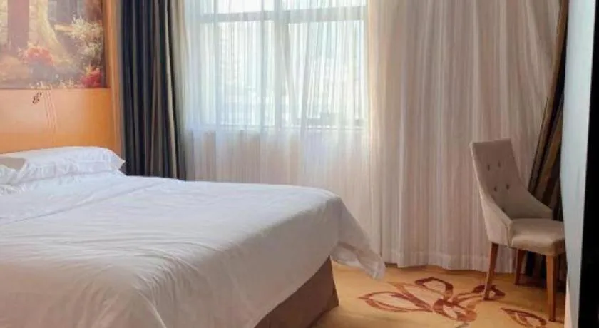Bed in Vienna Hotel Shenzhen Guanlan Shanshuitianyuan Xintian