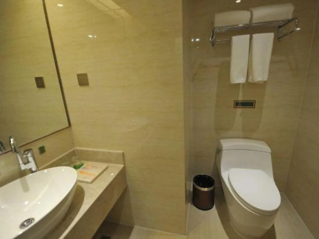 Vienna Hotel Chengdu Xinjin Old Pier Liujianian Metro Station