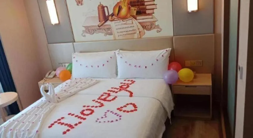 Bed in Vienna Hotel Chengdu Xinjin Old Pier Liujianian Metro Station