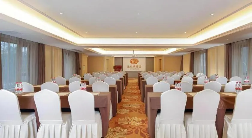 Vienna Hotel Chengdu Xinjin Old Pier Liujianian Metro Station