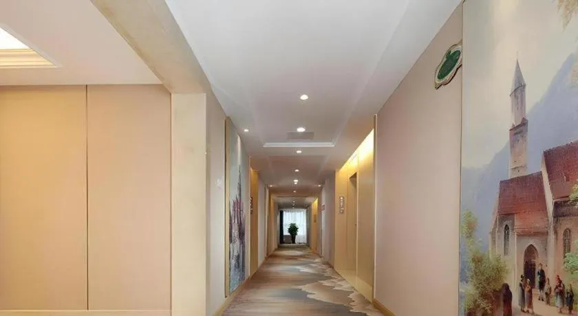 Vienna Hotel Chengdu Xinjin Old Pier Liujianian Metro Station