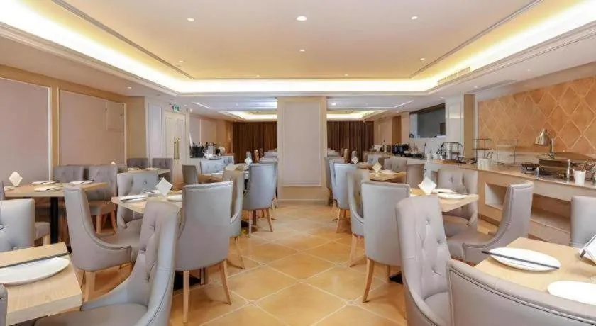 Vienna Hotel Chengdu Xinjin Old Pier Liujianian Metro Station