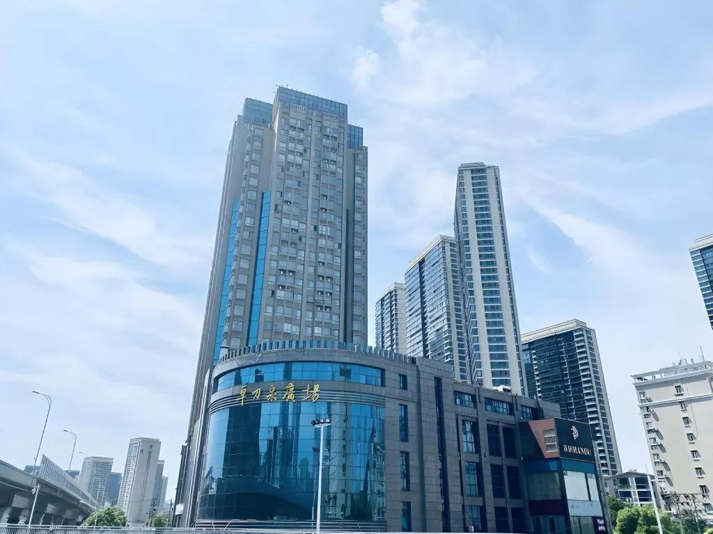 Vienna Hotel Wuhan Huazhong Normal University Huquan Metro Station