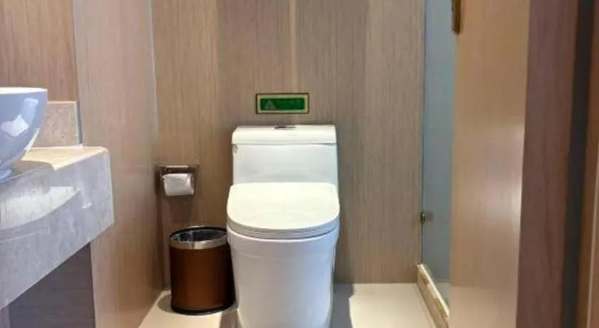 Vienna Hotel Chongqing Yangjiaping Pedestrian Street Light Railway Station