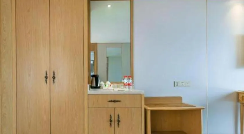 Vienna Hotel Chongqing Yangjiaping Pedestrian Street Light Railway Station