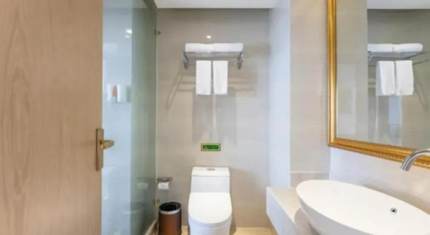 Vienna Hotel Chongqing Yangjiaping Pedestrian Street Light Railway Station