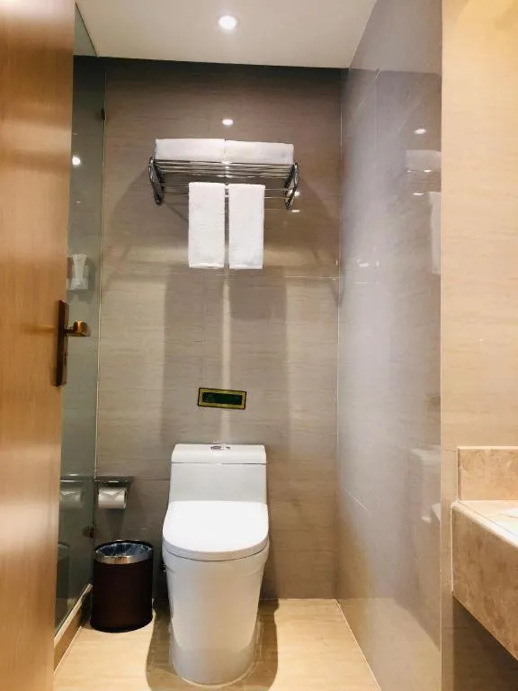 Vienna Hotel Chongqing Yangjiaping Pedestrian Street Light Railway Station