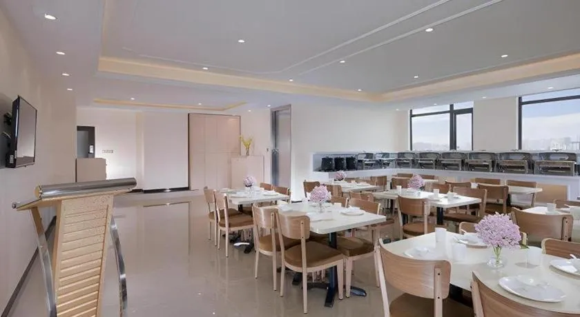 Vienna Hotel Chongqing Yangjiaping Pedestrian Street Light Railway Station