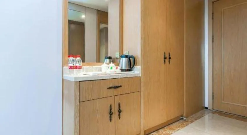 Vienna Hotel Chongqing Yangjiaping Pedestrian Street Light Railway Station