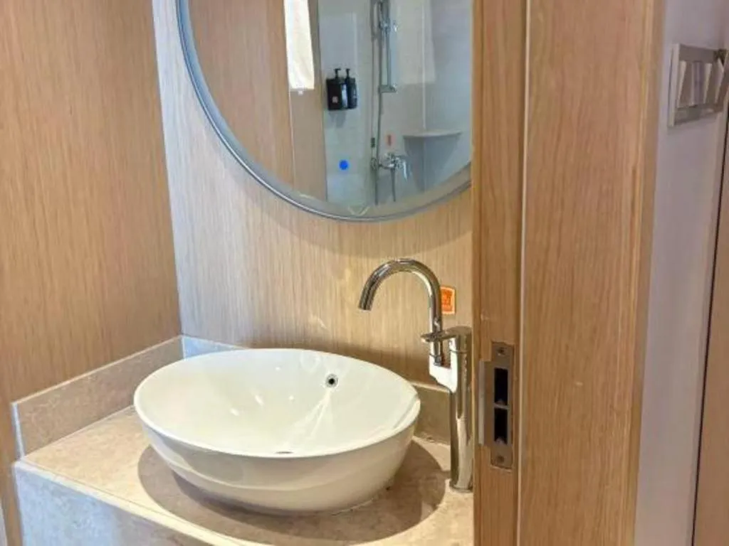 Vienna Hotel Chongqing Yangjiaping Pedestrian Street Light Railway Station