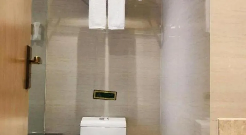 Vienna Hotel Chongqing Yangjiaping Pedestrian Street Light Railway Station