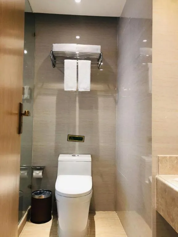 Vienna Hotel Chongqing Yangjiaping Pedestrian Street Light Railway Station