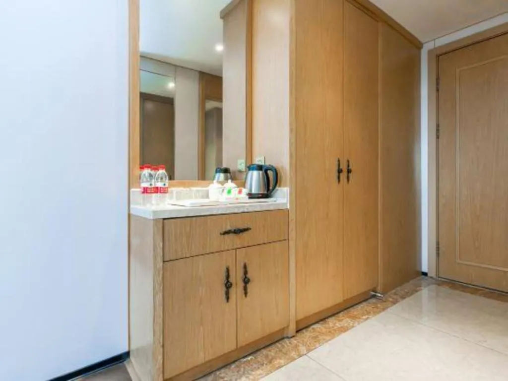 Vienna Hotel Chongqing Yangjiaping Pedestrian Street Light Railway Station