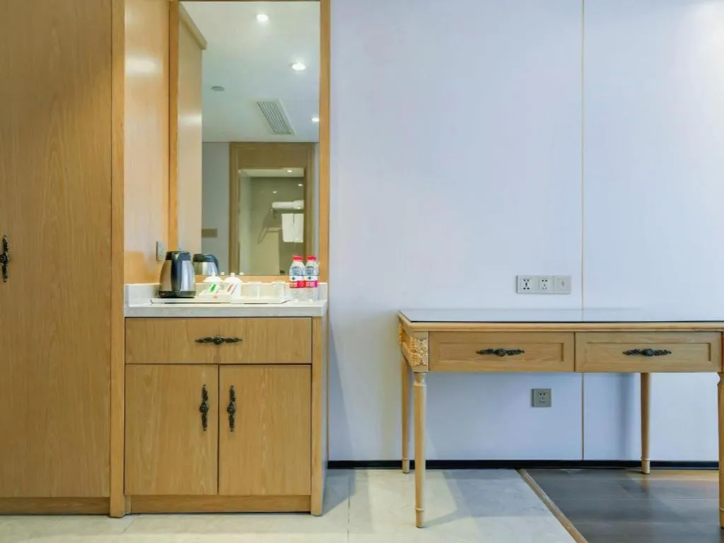 Vienna Hotel Chongqing Yangjiaping Pedestrian Street Light Railway Station