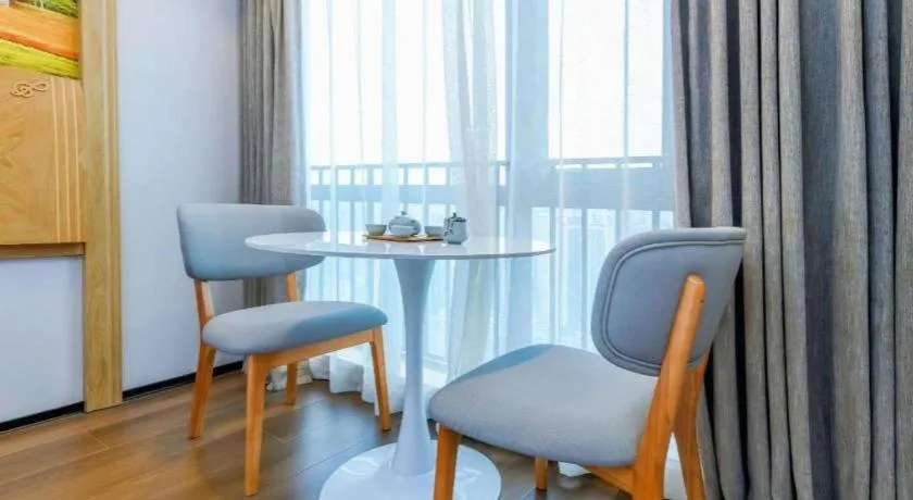 Vienna Hotel Chongqing Yangjiaping Pedestrian Street Light Railway Station