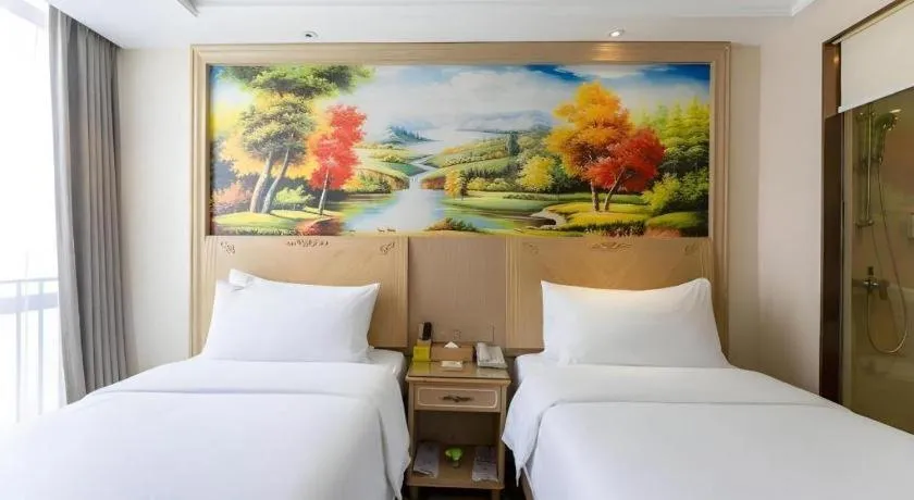 Bed in Vienna Hotel Chongqing Yangjiaping Pedestrian Street Light Railway Station