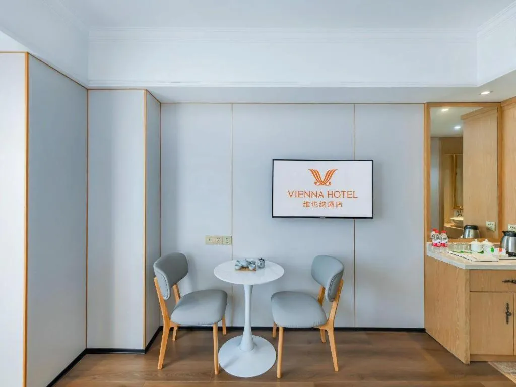 Vienna Hotel Chongqing Yangjiaping Pedestrian Street Light Railway Station