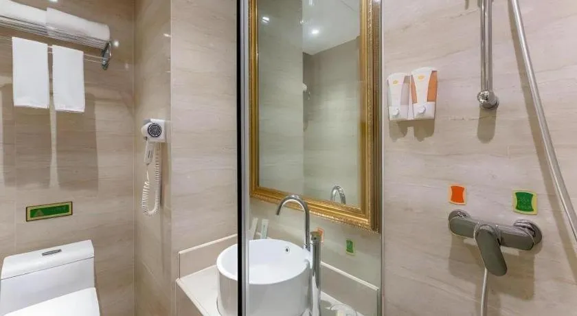 Vienna Hotel Chongqing Yangjiaping Pedestrian Street Light Railway Station