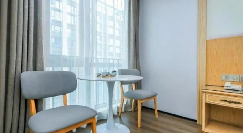 Vienna Hotel Chongqing Yangjiaping Pedestrian Street Light Railway Station