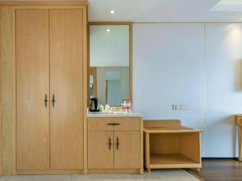 Vienna Hotel Chongqing Yangjiaping Pedestrian Street Light Railway Station