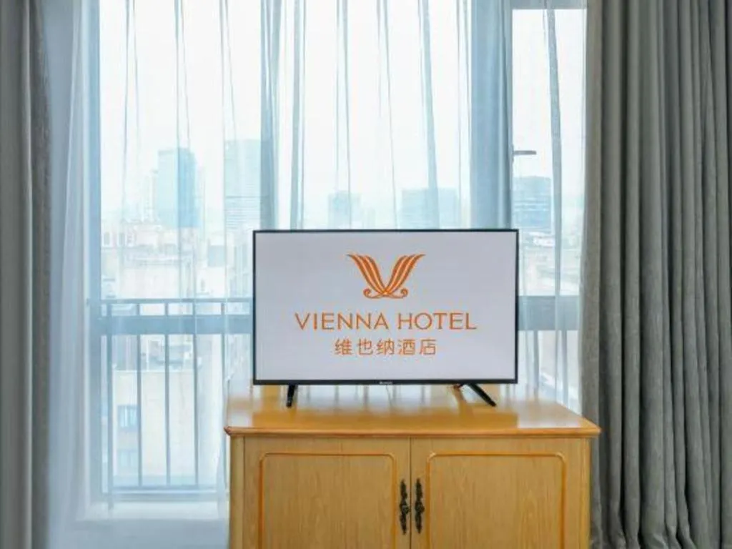 Vienna Hotel Chongqing Yangjiaping Pedestrian Street Light Railway Station