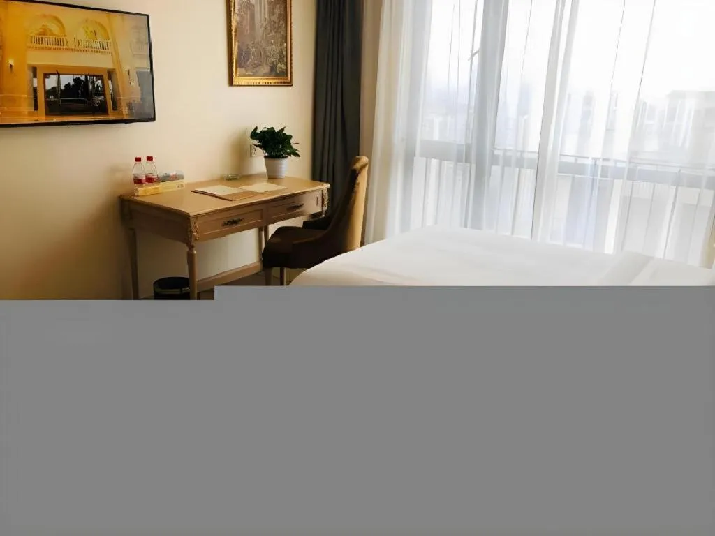 Vienna Hotel Chongqing Yangjiaping Pedestrian Street Light Railway Station