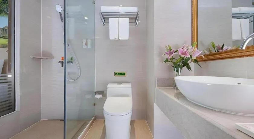 Vienna Hotel Chongqing Yangjiaping Pedestrian Street Light Railway Station