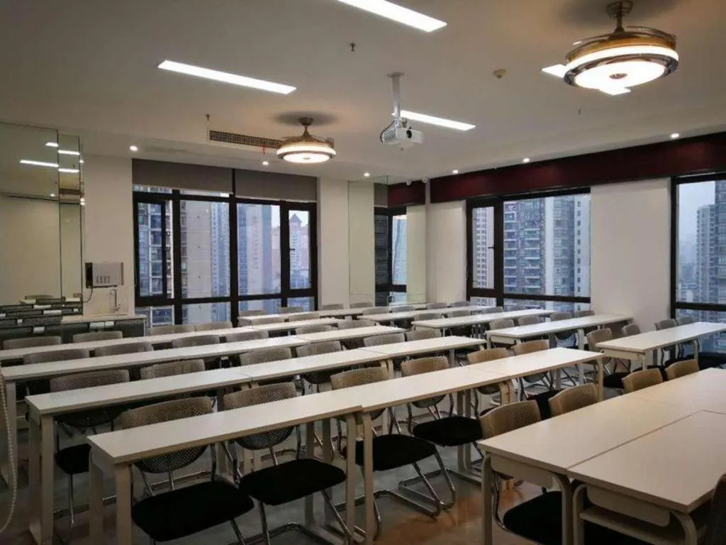 Vienna Hotel Chongqing Yangjiaping Pedestrian Street Light Railway Station