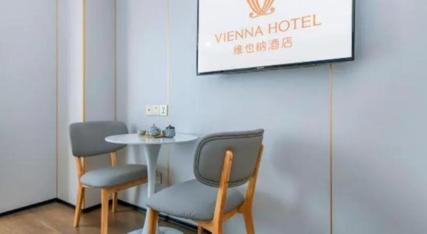 Vienna Hotel Chongqing Yangjiaping Pedestrian Street Light Railway Station