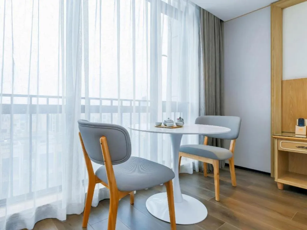 Vienna Hotel Chongqing Yangjiaping Pedestrian Street Light Railway Station