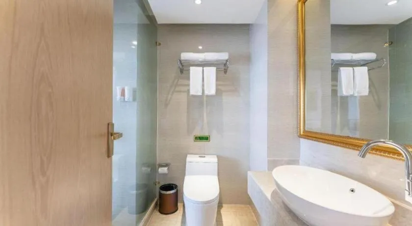 Vienna Hotel Chongqing Yangjiaping Pedestrian Street Light Railway Station