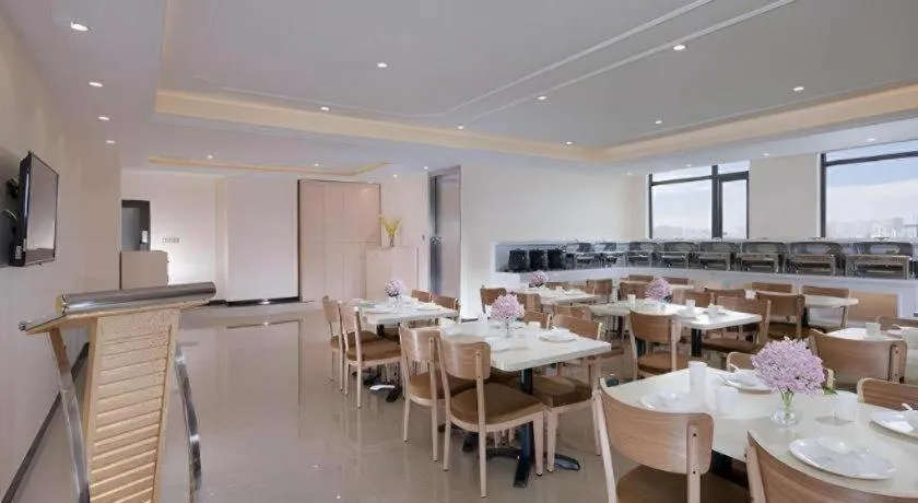 Vienna Hotel Chongqing Yangjiaping Pedestrian Street Light Railway Station