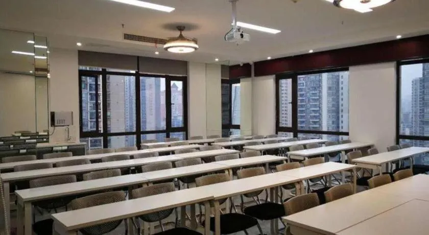 Vienna Hotel Chongqing Yangjiaping Pedestrian Street Light Railway Station