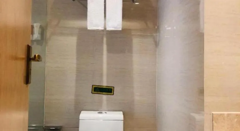 Vienna Hotel Chongqing Yangjiaping Pedestrian Street Light Railway Station