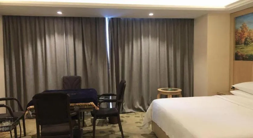 Bed in Vienna Hotel Chongqing Yangjiaping Pedestrian Street Light Railway Station