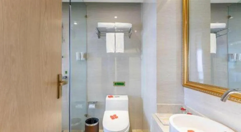 Vienna Hotel Chongqing Yangjiaping Pedestrian Street Light Railway Station