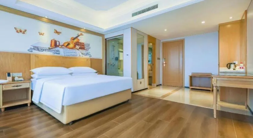 Bed in Vienna Hotel Chongqing Yangjiaping Pedestrian Street Light Railway Station