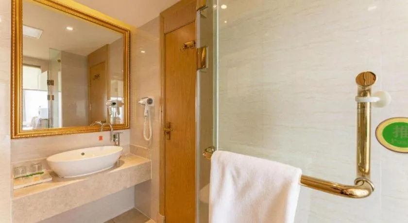 Vienna Hotel Chongqing Yangjiaping Pedestrian Street Light Railway Station