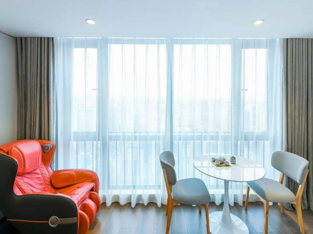 Vienna Hotel Chongqing Yangjiaping Pedestrian Street Light Railway Station