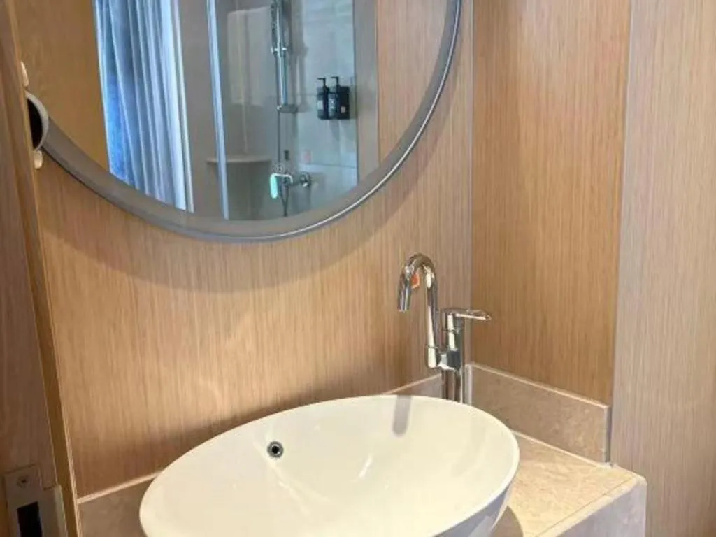 Vienna Hotel Chongqing Yangjiaping Pedestrian Street Light Railway Station