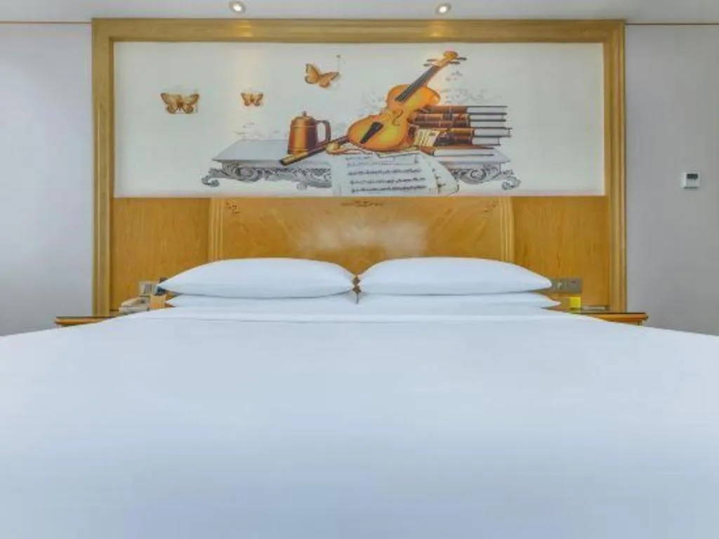 Bed in Vienna Hotel Chongqing Yangjiaping Pedestrian Street Light Railway Station