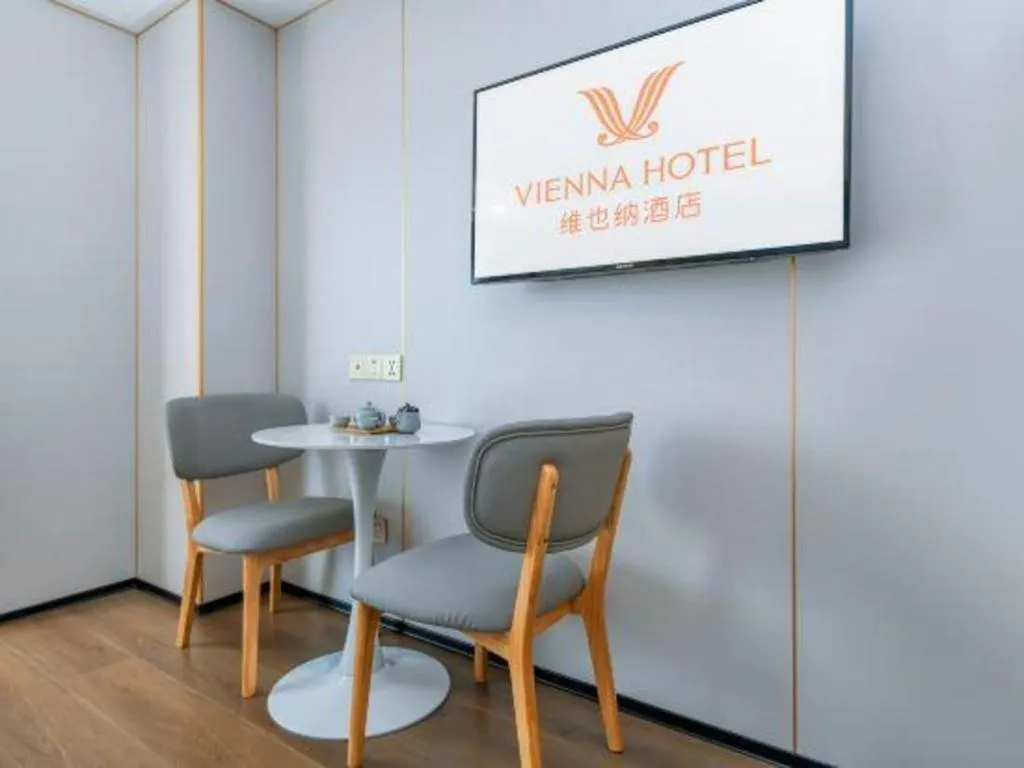 Vienna Hotel Chongqing Yangjiaping Pedestrian Street Light Railway Station