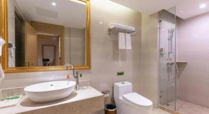 Vienna Hotel Chongqing Yangjiaping Pedestrian Street Light Railway Station