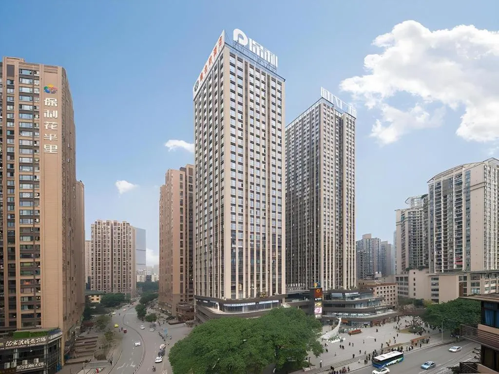 Vienna Hotel Chongqing Yangjiaping Pedestrian Street Light Railway Station