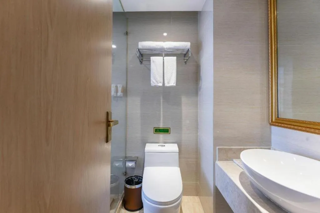 Vienna Hotel Chongqing Yangjiaping Pedestrian Street Light Railway Station