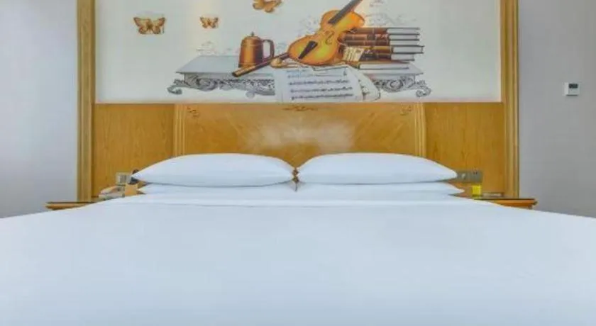 Bed in Vienna Hotel Chongqing Yangjiaping Pedestrian Street Light Railway Station