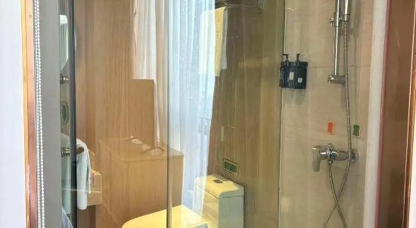 Vienna Hotel Chongqing Yangjiaping Pedestrian Street Light Railway Station