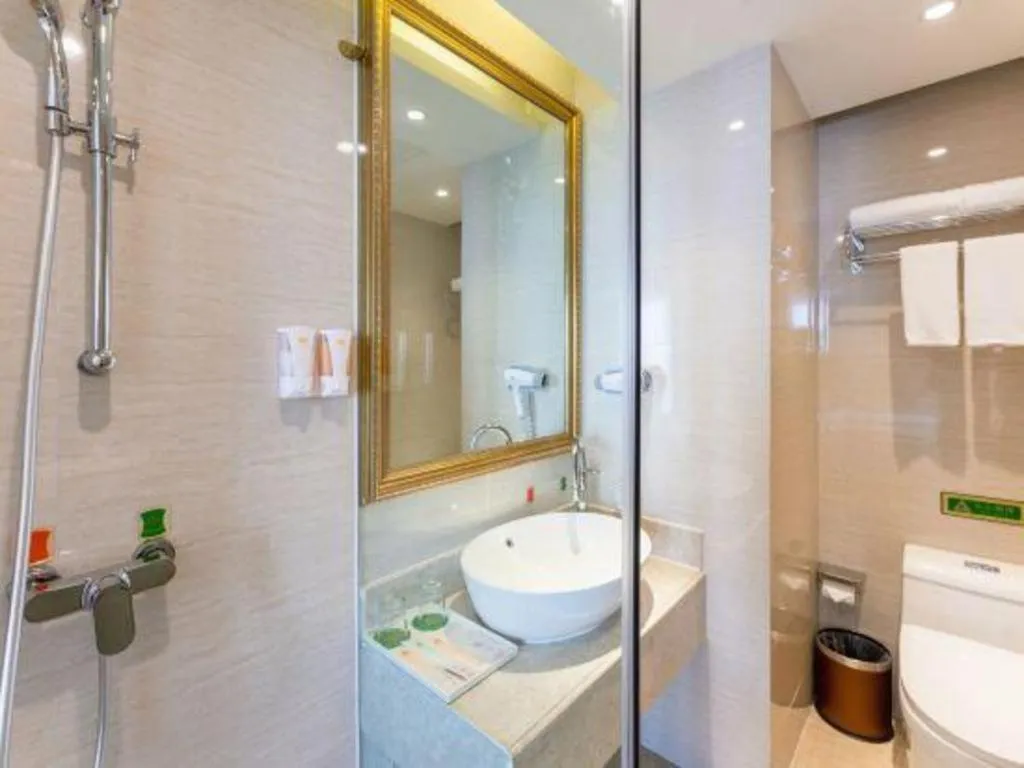 Vienna Hotel Chongqing Yangjiaping Pedestrian Street Light Railway Station