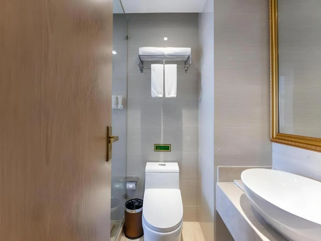 Vienna Hotel Chongqing Yangjiaping Pedestrian Street Light Railway Station