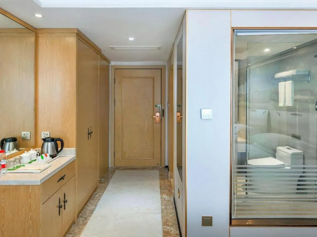 Vienna Hotel Chongqing Yangjiaping Pedestrian Street Light Railway Station